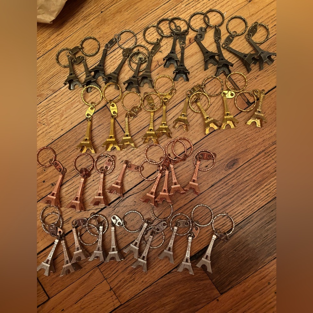 39 Eiffel Tower Keychains - image 1